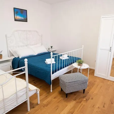 Elena, Jakov - Newly Decorated Apartment Rogoznica (Sibenik-Knin)