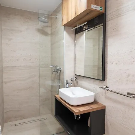 Elena, Jakov - Newly Decorated * ロゴズニッツァ