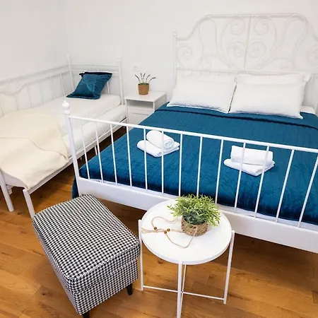 Elena, Jakov - Newly Decorated Apartment Rogoznica (Sibenik-Knin)