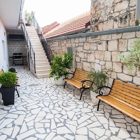 Elena, Jakov - Newly Decorated Apartment *