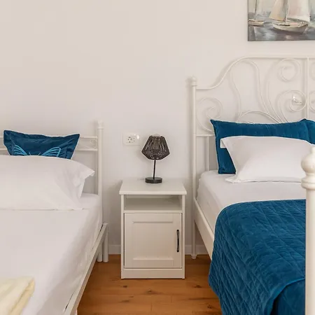 Elena, Jakov - Newly Decorated Apartament Rogoznica (Sibenik-Knin)
