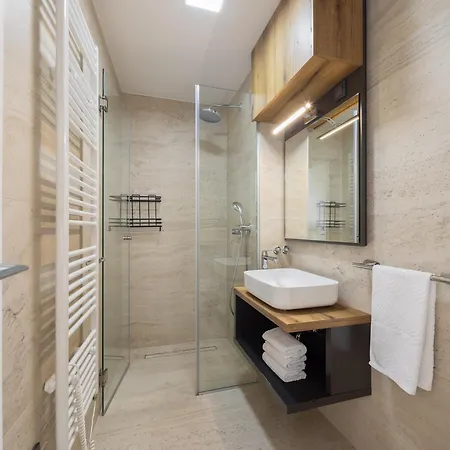Elena, Jakov - Newly Decorated Apartament