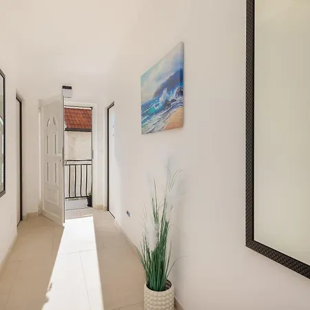 Elena, Jakov - Newly Decorated Apartament