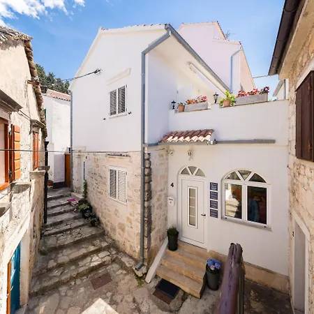 Elena, Jakov - Newly Decorated Apartamento Rogoznica (Sibenik-Knin)