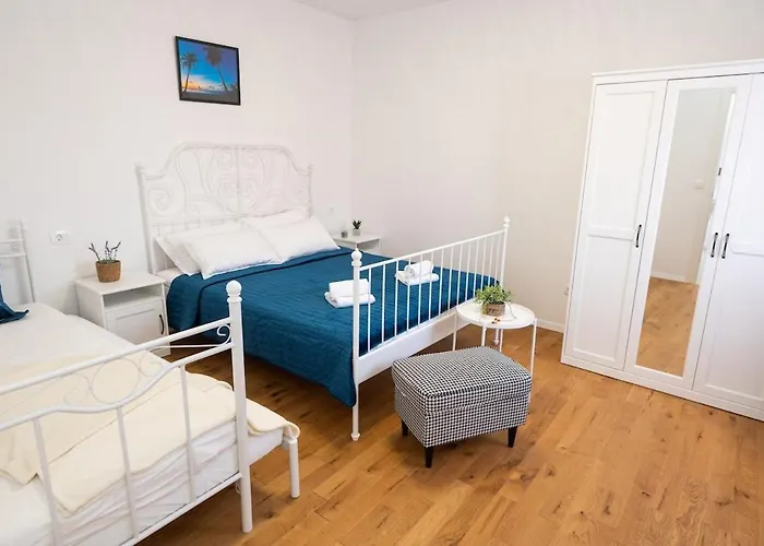 Elena, Jakov - Newly Decorated Apartamento Rogoznica (Sibenik-Knin)