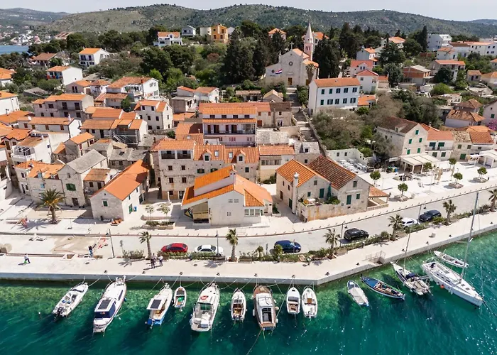 Elena, Jakov - Newly Decorated Apartamento Rogoznica (Sibenik-Knin)